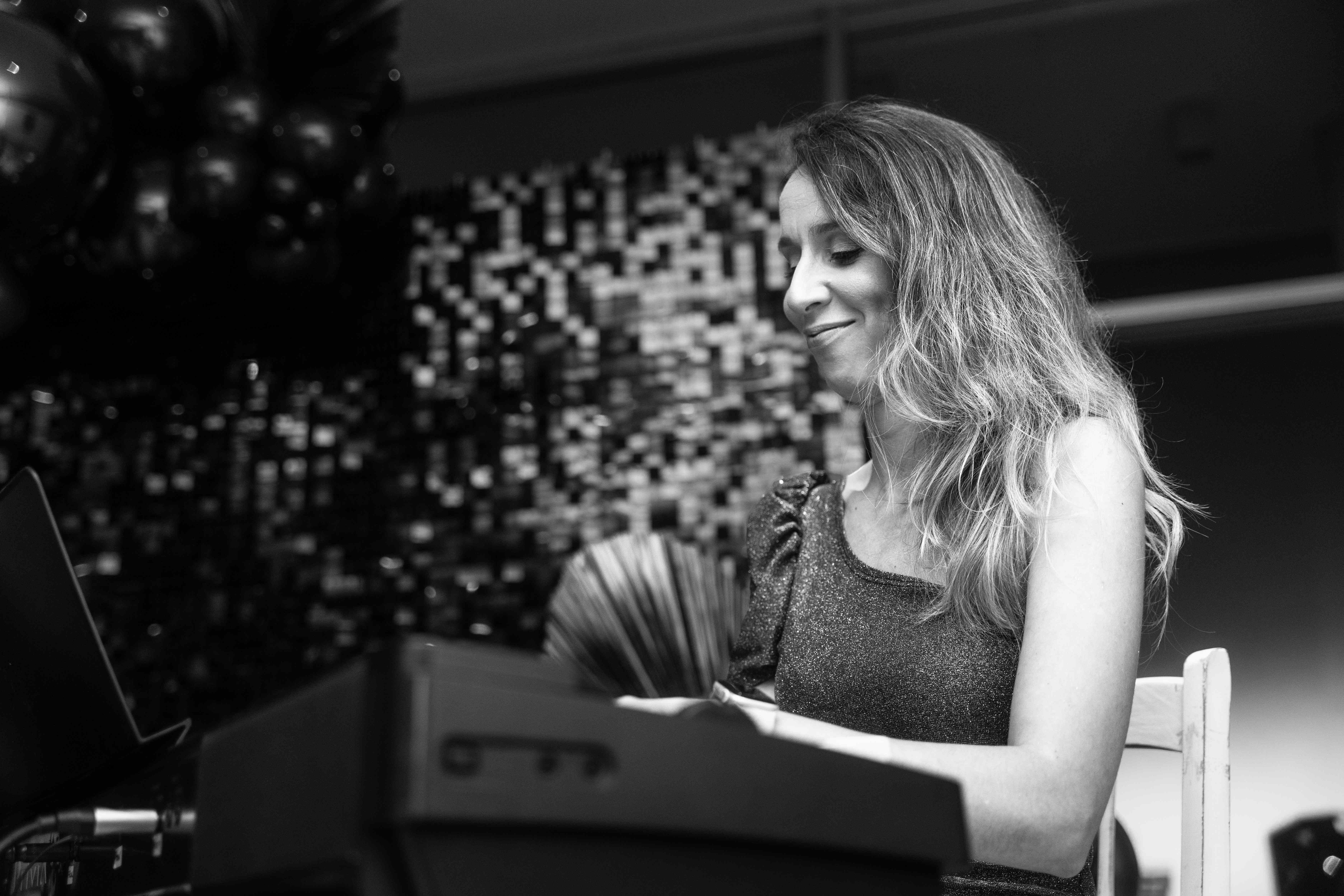 Debora Introini enseñando técnicas de calentamiento vocal en el piano