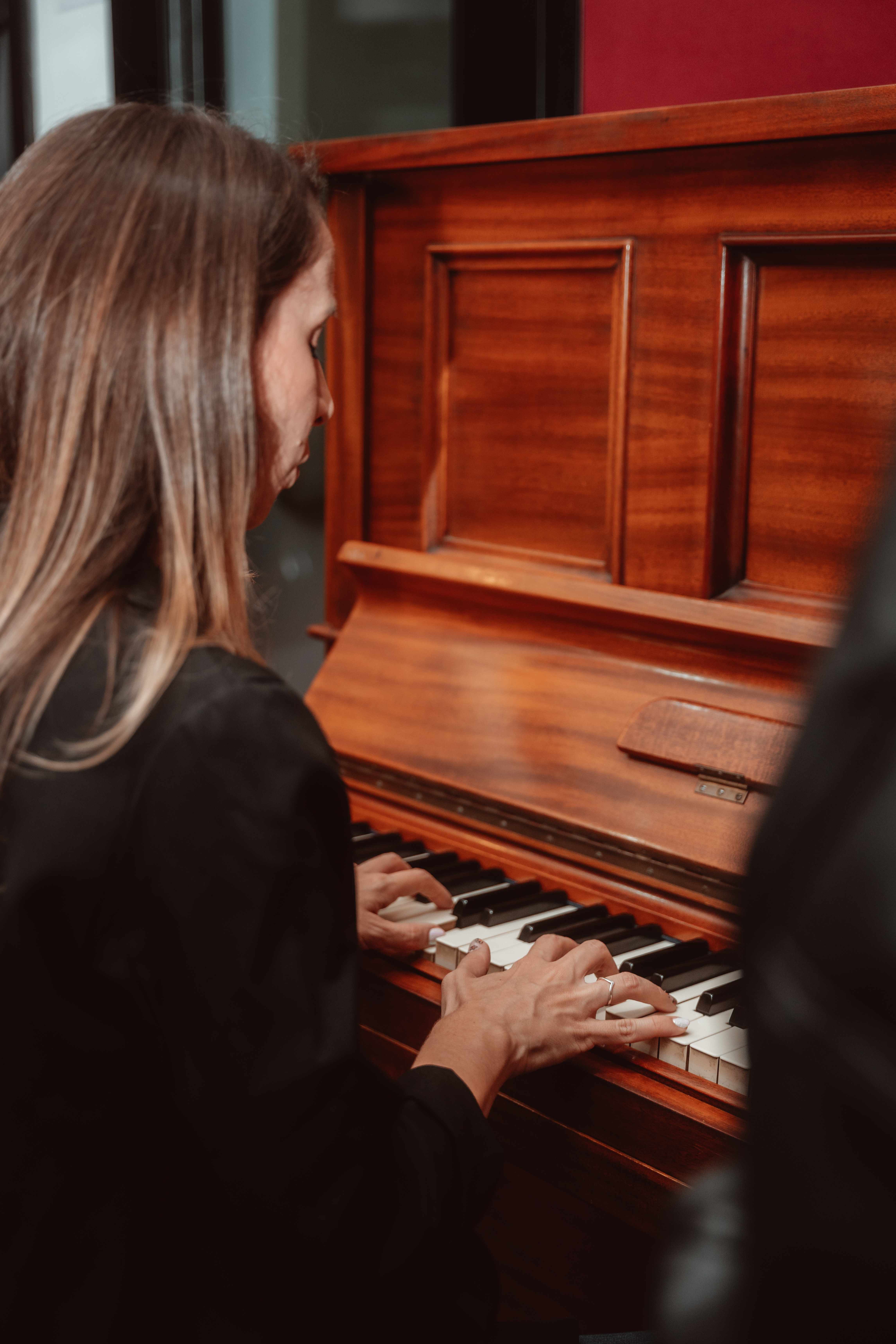 Debora Introini, Vocal Coach profesional tocando piano