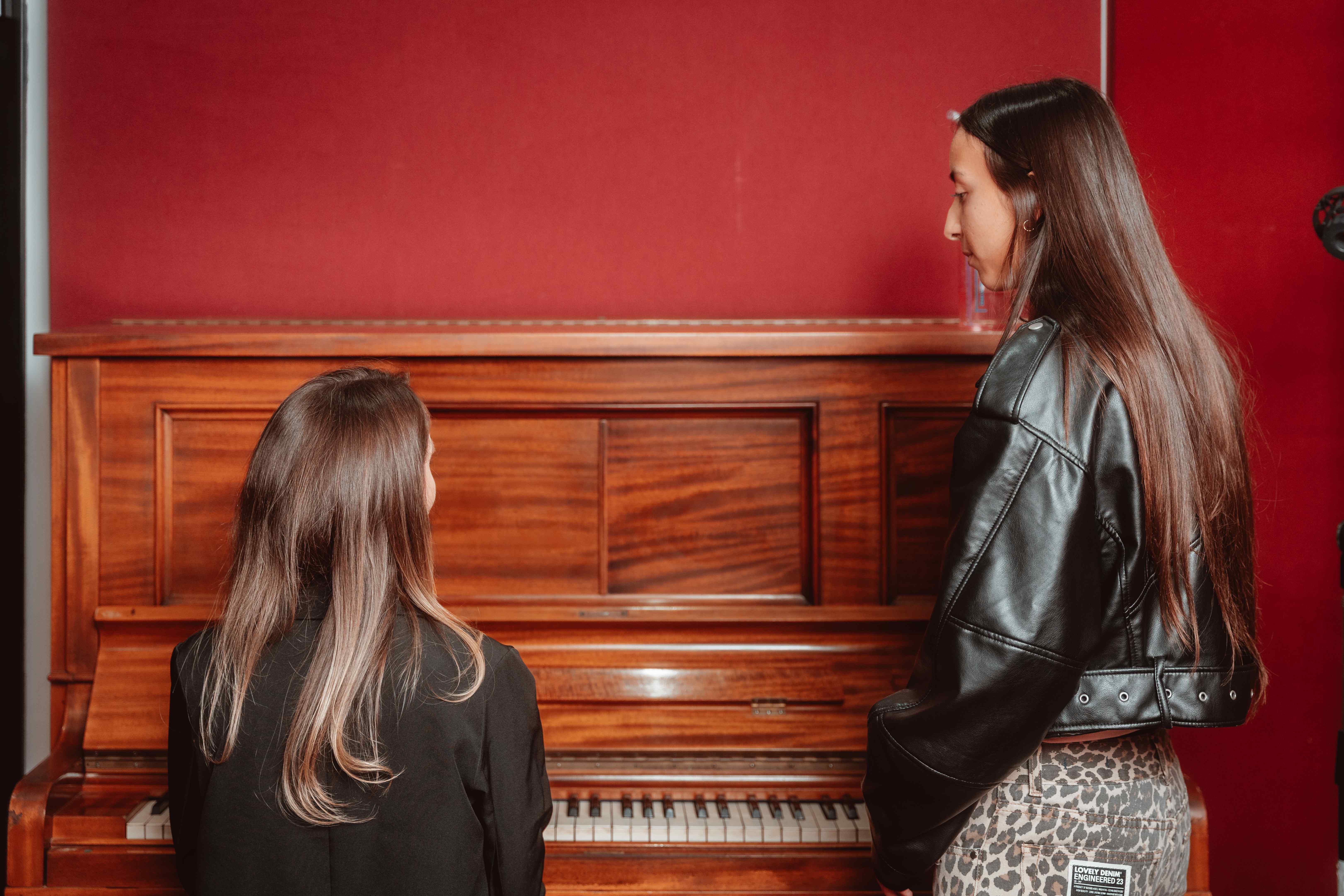 Debora Introini enseñando técnicas vocales a sus estudiantes